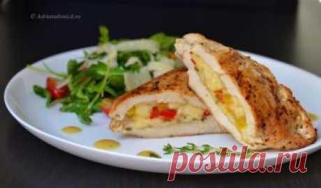 Piept de pui umplut cu halloumi si ardei 
Cand vreti sa faceti un pranz delicios dar si foarte rapid, reteta asta este la fix. De cand va apucati de ea pana este gata dureaza 30 minute.
Si mai buna este cand aveti musafiri. Pregatiti inainte pieptul de pui si umplutura, iar cand musafirii au ajuns, doar bagati totul la cuptor.
Ingredientele sunt pentru 2 persoane si aveti nevoie ...
