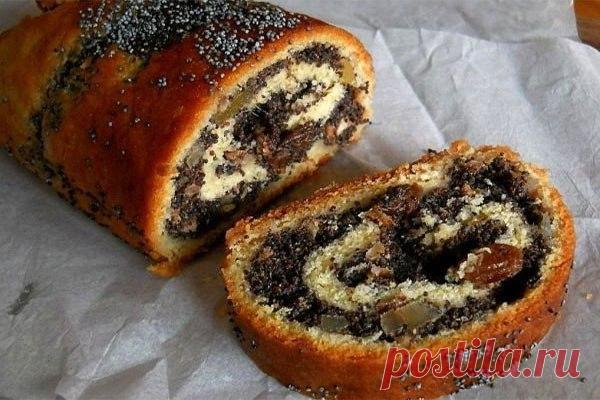 Старопольский рецепт самого вкусного макового рулета

Ингредиенты на дрожжевое тесто:

Мука — 200 г + 1 ст. л.
Теплое молоко — 60 мл + 3 ст. л.
Сливочное масло, растопленное — 50 г
Яичные желтки — 2 шт.
Свежие дрожжи — 15 г
Сахар + 1 ч. л. — 2 ст. л.
Соль — 1/4 ч. л.
Ром — 1,5 ст. л.
Семена одного стручка ванили или 1 чайная ложка ванильной эссенции

на маковую начинку:

Сухой мак — 160 г
Светло-коричневый сахар— 50 г
Изюм — 30 г
Грецкие орехи, мелко нарезанные — 30 г
Мед ...