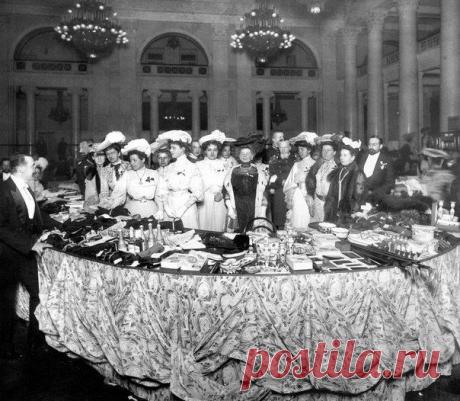 Продажа крестьянских кустарных изделий на Рождественском благотворительном базаре в зале Дворянского собрания. Санкт-Петербург. Российская империя. 1903 год. / История цивилизаций!