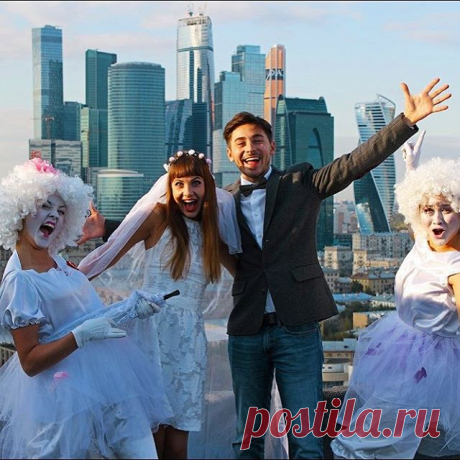 Запросто устроим свидание на крыше, экскурсию, фотосессию, День Рождения, свадьбу... Устройте себе или близким сказку с мимами из performance-group "Фрик'Asse" @frik.asse  По вашему желанию внизу вас встретят "ангелочки" и поднимут вас на крышу, где с ними фотограф проведёт тематическую фотосессию!  Группа в контакте  https://vk.com/club60098445