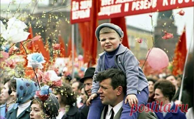 Как отмечали первомай в СССР? Помните, каким был первомай в СССР? 1 мая, демонстрация, вы сидите у папы на плечах, на руку привязана охапка красных шариков, и впереди – прекрасный день …Советский первомай 1 мая в СССР отмечалось ш...