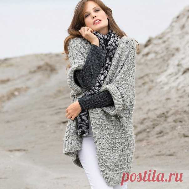 РАЗМЕРЫ: 36/38 (42/44) 48/50 

Размер шарфа: 25 x 200 см 

ВАМ ПОТРЕБУЕТСЯ: Пряжа 1 (50% натуральной шерсти, 50% полиакрила; 85 м/50 г) для жилета — 450 (500) 550 г светло-серой меланжевой; 
пряжа 2 (67% полиакрила, 30% шерсти, 3% полиамида; 50 м/50 г) 
для шарфа — 300 г черно-серой секционного крашения; 

для жилета спицы №6 и 7; круговые спицы №6; для шарфа спицы №9. 

УЗОРЫ И СХЕМЫ: 

РЕЗИНКА: Вязать спицами №6 (нечетное число петель). Каждый ряд начать и закончить 1 кр...