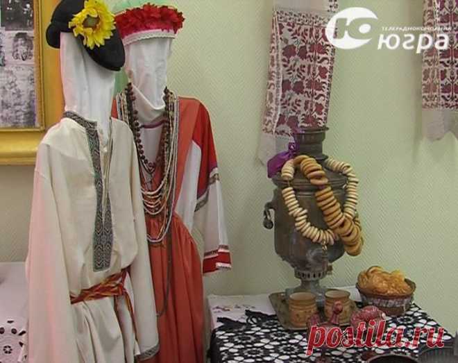 САМОВАР,  МАТРЕШКА, КОРЗИНА  С  ЯБЛОКАМИ, ЛАПТИ, ВАЛЕНКИ ,   КОРОМЫСЛА,   ВЕНОК ИВАНА  КУПАЛА………БАЛАЛАЙКА…. ГЛИНЯННАЯ  ИГРУШКА   …ГОРШОК    …ПЕЧКА… ПРЯЛКА …КАРЕТА ,  ЧУГУНОК …БОЧКА…ЛЕН….