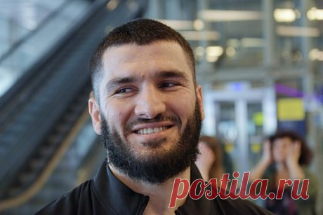 Стала известна новая дата проведения титульного боя боксера Бетербиева. Российский боксер Артур Бетербиев проведет титульный бой против британца Энтони Ярда. Поединок пройдет в Лондоне 28 января. Россиянину предстоит защищать титулы Всемирного боксерского совета (WBC), Международной боксерской федерации (IBF) и Всемирной боксерской организации (WBO).