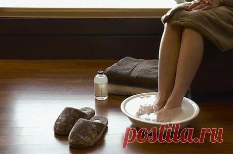 Раствор, вытягивающий из ног всю боль - Несколько лет назад по ночам крутило и выворачивало ноги – не знала, куда и как их положить. В итоге – бессонные ночи, недосыпание, усталость и раздражительность. А ведь ноги – наша опора на всю жизнь. Но я нашла для своих ножек лечение.  В тазик или ведро наливала 2-3 л теплой воды, распускала хозяйственное мыло (туалетное не годится!), чтобы […]