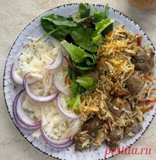 Плов, салат из квашенной капусты, руккола.