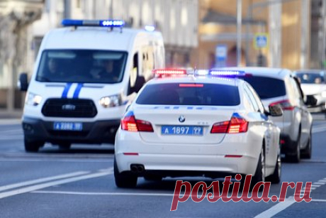 Россиянин попытался помешать эвакуации своей машины и попал под суд. В Астрахани мужчина попытался помешать эвакуации своей машины и попал под суд. Возмущенного россиянина заподозрили в применении насилия в отношении представителя власти. Инцидент произошел 26 января. Заметивший эвакуацию автомобиля мужчина несколько раз руками и головой ударил трех инспекторов ДПС.