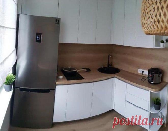 Уютная кухня-малютка в современном стиле с идеально расставленной техникой | Mebel.ru | Яндекс Дзен