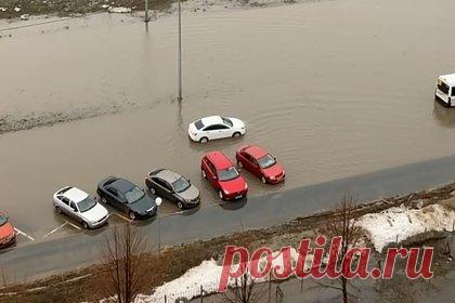 Затопленный ливнями российский город попал на видео. Город Тольятти ушел под воду из-за ливней и растаявшего снега. Кадры залитых после первых весенних дождей улиц публикует местный Telegram-канал. Судя по видеозаписям, машины накрывает водой по капот. Некоторые горожане сплавляются по дорогам на матрасах. Затапливает первые этажи домов, целый квартал обесточен.