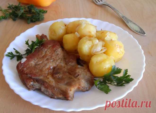 Стейк из свинины с молодой картошкой - пошаговый рецепт с фото - как приготовить, ингредиенты, состав, время приготовления - Леди Mail.Ru