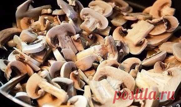 25 рецептов с грибами:
1. Фаршированные грибы в беконе
2. Курица с грибами в сливочном соусе
3. Куриные зразы с грибами
4. Перловая каша с мясом, грибами и овощами
5. Закусочные грибочки
6. Запеканка из свежих грибов
7. Гороховый суп с курицей и грибами
8. Киш с грибами и помидорами
9. Бутерброд-гриль с шампиньонами и сыром
10. Салат 