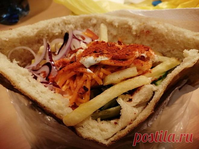 Впервые в жизни попробовал идеальную шаурму. Расскажу, где отыскать это гастрономическое чудо.
Я отведу вас туда, где делают идеальную шаурму. Всем привет, с вами ЭКОНОМЕТР В любом из городов, куда приезжает наш проект, одним из важнейших вопросов остается вопрос питания. Если говорить про Красноярск, то я кажется нашел идеальный вариант общепита — гигантскую и вкуснейшую шаурму. Невероятное...
Читай пост далее на сайте. Жми ⏫ссылку выше