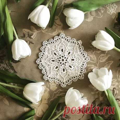 #салфетка #салфеткакрючком #тюльпаны #tulips #knitting #crochê #crocheting #crochetdoily #handmade #hobby #вязание #интерьер #декорстола #ручнаяработа #рукоделиедлядома