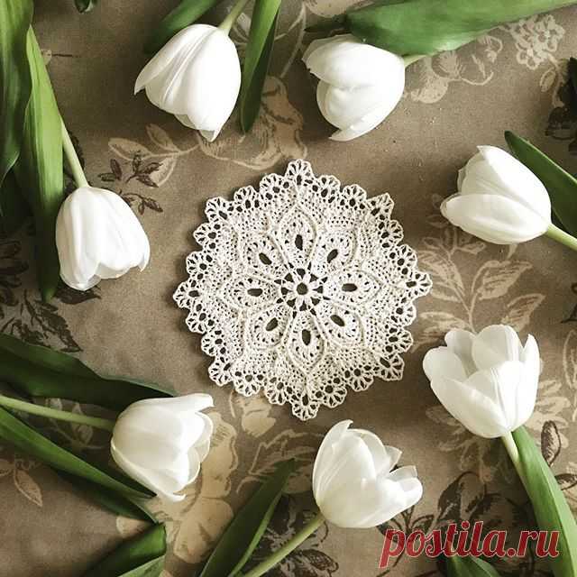 #салфетка #салфеткакрючком #тюльпаны #tulips #knitting #crochê #crocheting #crochetdoily #handmade #hobby #вязание #интерьер #декорстола #ручнаяработа #рукоделиедлядома