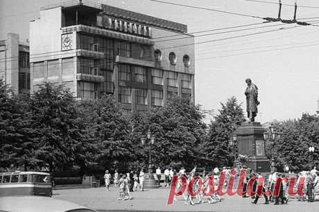 «Подрезали» башню. Как создали «Известия холл», где сегодня случился пожар. Здание «Известия холл», где утром 15 февраля бушевал пожар, — охраняемый государством памятник культурного наследия. Оно было построено для редакции первой советской газеты «Известия» знаменитым архитектором Григорием Бархиным.