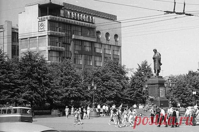 «Подрезали» башню. Как создали «Известия холл», где сегодня случился пожар. Здание «Известия холл», где утром 15 февраля бушевал пожар, — охраняемый государством памятник культурного наследия. Оно было построено для редакции первой советской газеты «Известия» знаменитым архитектором Григорием Бархиным.