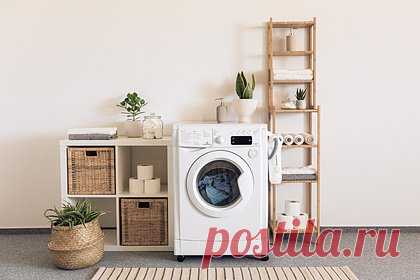 Раскрыто предназначение выпуклости на двери стиральной машины. Блогерша Рене (фамилия не указывается) из Саутингтона, США, раскрыла предназначение выпуклости на двери стиральной машины. Одна из причин, почему люк данного устройства не делают плоским, заключена в том, что благодаря указанному дизайну одежда заталкивается в барабан во время стирки.