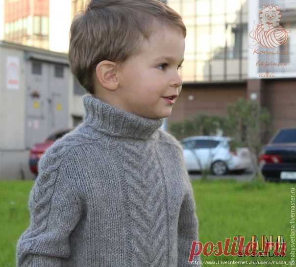 Бесшовный свитер с рукавом-погоном для мальчика.Мастер класс.

В мастер-классе приведены расчеты на примере свитера для ребенка 2-3 лет (рост 98 см).

Длина готового свитера после ВТО 39 см, ширина 32 см.

(Для взрослых моделей это описание не подойдет, так как необходимо вывязать росток и оформить плечевые скосы.)

Вам потребуется:

Пряжа – 100% пух яка Mcashmere (50 гр.140 м.)  Расход 150 гр.

Спицы №3,5 — круговые 40 см или чулочные  для вязания воротника-гольф и манжет...