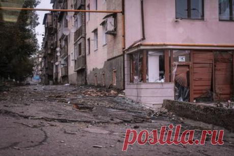 «Только что у тебя был дом, а теперь нет даже пары туфель». История учительницы Марины, пережившей резню в Сумгаите и две войны в Карабахе С началом войны в Нагорном Карабахе тысячи армян бросили дома (даже те, у кого дом не был разрушен) и бежали в Ереван. Теперь каждое утро от здания мэрии отправляются автобусы, везущие их обратно. Охраняют колонны российские миротворцы, в четверг Минобороны РФ сообщило, что домой вернулись 1200 беженцев. Но очень многие возвращаться дом...