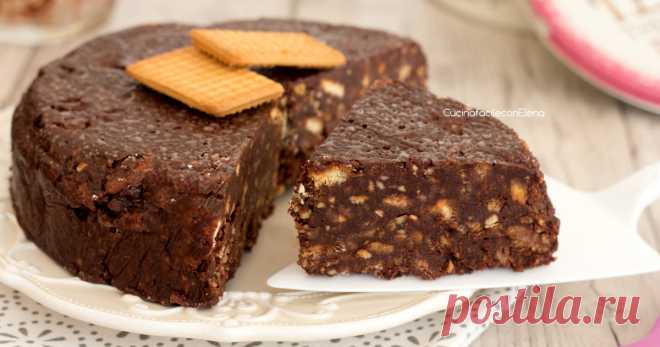Torta salame di cioccolato senza cottura e senza uova La torta salame di cioccolato è un dolce senza cottura favoloso che si prepara senza in pochi minuti e senza uova, è di una golosità unica!