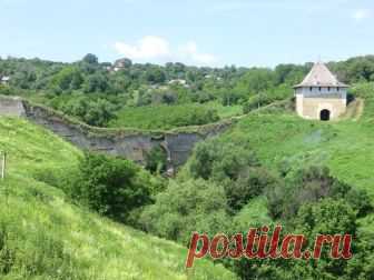 Хотинська фортеця.Знаходиться вона в місті Хотин Чернівецької області