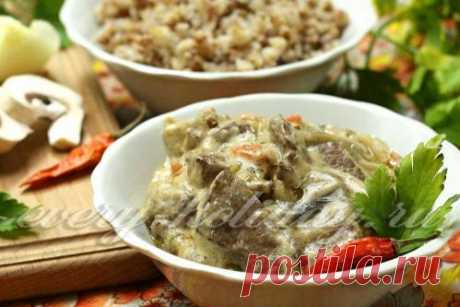 Свиная печень с грибами в сметане