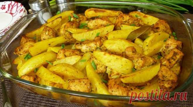 Индейка в духовке с картошкой – 8 рецептов вкусной индейки Индейка в духовке с картошкой - очень вкусное блюдо, которое можно приготовить на обед или на ужин. Готовят блюдо не только с картофелем, но и с другими овощами или запекают с грибами.