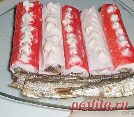 Закуска из крабовых палочек со шпротами..