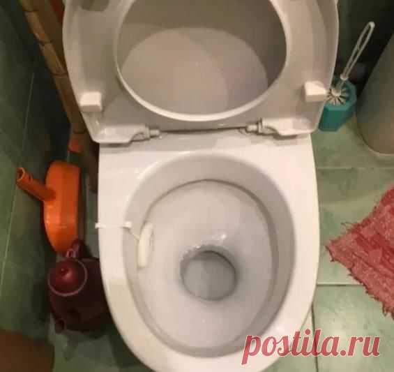 Хитрость от знакомого сантехника, позволяющая за 7-8 минут привести унитаз в порядок