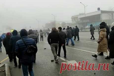 Протестующие в Алма-Ате использовали мирных жителей в качестве живых щитов. Протестующие с оружием в городе Алма-Ата в Казахстане захватили две больницы. По данным телеканала «Хабар 24», «бандитские группировки, вооруженные огнестрельным оружием», окружили две крупные многопрофильные клинические больницы города. Они отказались выпускать пациентов и врачей.