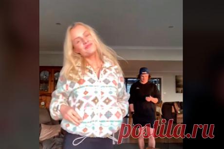 Одновременно зачатые двойняшки родились с разницей в два года. Пользовательница TikTok рассказала, что она и ее брат были зачаты одновременно, но родились в разные дни с разницей в два года. Женщина пояснила, что зачатие осуществлялось посредством процедуры экстракорпорального оплодотворения. После этого ее заморозили на два года. Видео с ее откровениями стало вирусным в соцсетях.