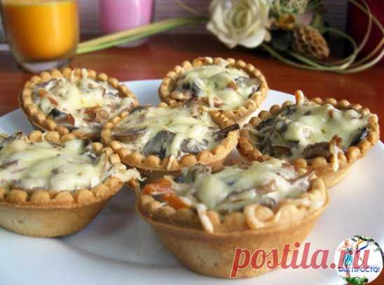 Жюльен в тарталетках - еще одна шикарная закуска на праздничный стол
Ингредиенты:
-Грудка куриная (вареная) — 400 г
-Шампиньоны (свежие) — 400 г
-Лук репчатый — 2 шт.
-Сыр (сливочный, не очень твердый) — 300 г
-Сливки (20%) — 500 мл
-Мука пшеничная — 2 ст. л.
Приготовление:
1. Грибы, лук, грудку мелко нарезать - и обжарить до выпаривания лишней жидкости.
2. Добавить сливки и медленно вводить муку - чтобы загустело.
3. Разложить по тарталеткам.
4. Посыпать сверху тертым сыром и запекать в дух
