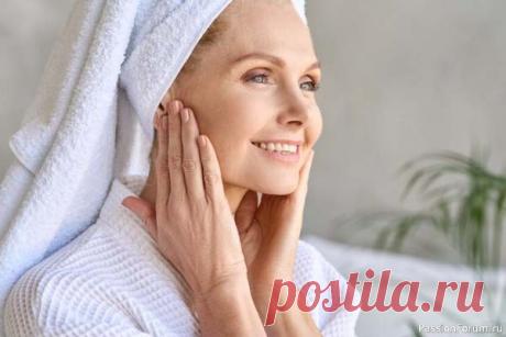 Маска молодости и красоты для зрелой кожи с признаками усталости Маска готовится на основе картофельного крахмала (1 стол. л.), который растворяется в половине стакана воды и вливается в емкость, куда затем добавляется пол литра кипятка. Смесь варят до загустения.Затем туда добавляется пять столовых ложек свежевыжатого сока морковки и 1 стол. ложку...