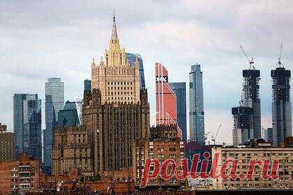 В МИД России пошутили про слова о симпатичной переводчице на встрече с Трампом. Источник в Министерстве иностранных дел (МИД) России пошутил, что если американская делегация обращает внимание на внешность переводчицы, то МИД России теперь становится ясно, «о чем думают члены делегаций США на переговорах с русскими». Слова источника во внешнеполитическом ведомстве передает РИА Новости.