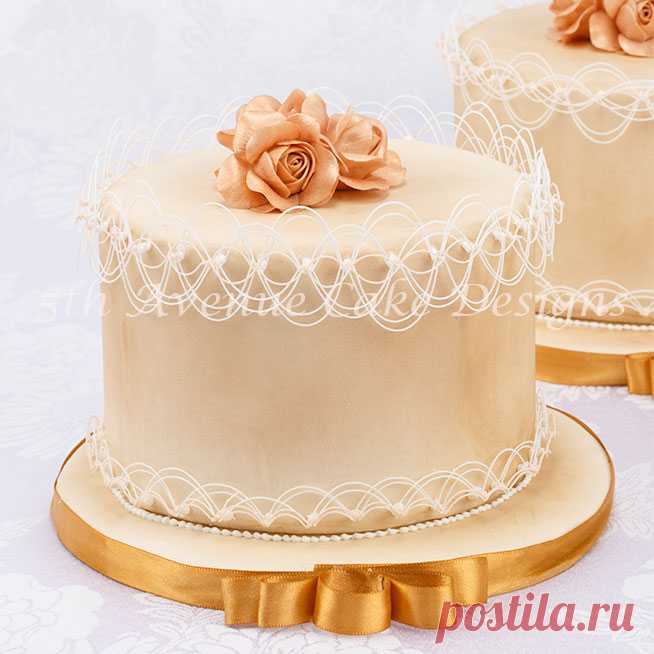Learn How to Pipe Royal Icing Oriental String-Work | Bobbies Baking Blog
