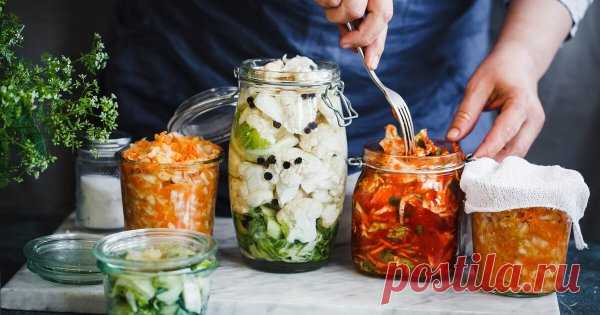 Вкусные салаты на зиму – рецепты с фото Желая сохранить бережно выращенный урожай, многие хозяйки делают заготовки на зиму. В основном это классические маринованные огурчики, помидоры, квашеная капуста или ассорти из овощей. Но есть и более интересный вид заготовок – салаты.