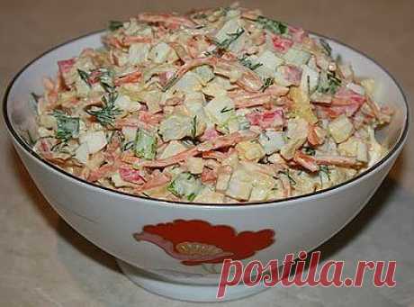 Салат с крабовыми палочками и корейской морковкой.