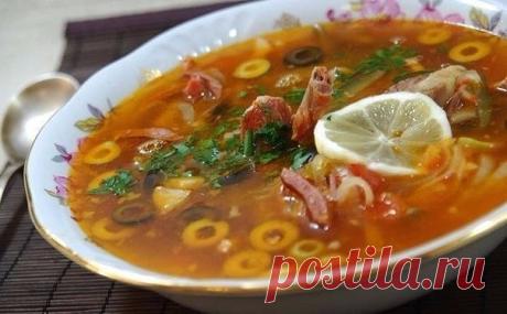 РЕЦЕПТЫ САМОЙ ВКУСНОЙ СОЛЯНКИ: ТОП-7 РЕЦЕПТОВ 

1) Солянка с колбасой

ИНГРЕДИЕНТЫ:
● колбаса, балык или копченая грудинка 150 г
● репчатый лук 1 шт.
● картофель 3 шт.
● соленые огурцы 2 шт.
● зеленые оливки без косточек 10 шт.
● лимон 1 шт.
● томатная паста 3 ст.л.
● соль и перец по вкусу

ПРИГОТОВЛЕНИЕ:
Картошку нарезать мелкими кубиками и поставить вариться на 15 минут.Пока картофель варится, мелко нарезать и обжарить лук на подсолнечном или сливочном масле около 10 мин...
