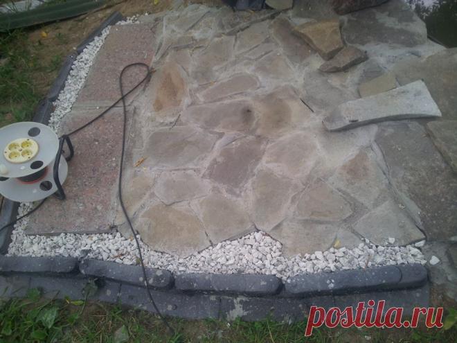 Этап 4. СОБИРАЕМ ЗАМОК.
Несмотря на то, что конструкция замка позволяет его перемещать в любое место, собирать замок все же лучше на той площадке, где он будет стоять. Она должна быть ровной и, желательно, без уклона.  Мы делали замок для украшения пруда, поэтому наша площадка для замка имела некоторый наклон в сторону пруда, что добавило нам дополнительных трудностей при его установке. Чтобы замок стоял ровно, пришлось подрезать под углом стены снизу,