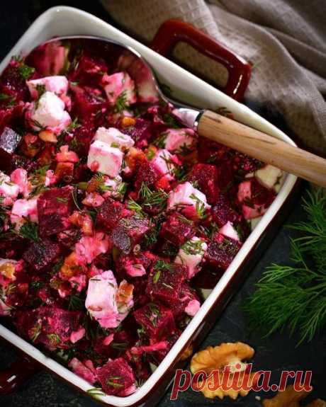 Свекольный салат с фетой и орехами⠀ Ингредиенты:Свекла крупная (вареная или запеченная) — 1 шт.Фета — 100 гУкроп свежий — 15–20 гОрехи грецкие — 50 г⠀Для заправки:Масло оливковое — 2 ст. л.Сок лимона — 1 ст. л.Чеснок, натереть — 2 зубчикаСоль — по вкусуПерец черный молотый...