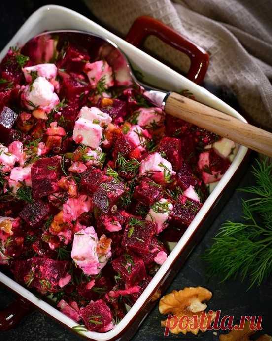 ​Свекольный салат с фетой и орехами⠀ Ингредиенты:Свекла крупная (вареная или запеченная) — 1 шт.Фета — 100 гУкроп свежий — 15–20 гОрехи грецкие — 50 г⠀Для заправки:Масло оливковое — 2 ст. л.Сок лимона — 1 ст. л.Чеснок, натереть — 2 зубчикаСоль — по вкусуПерец черный молотый...