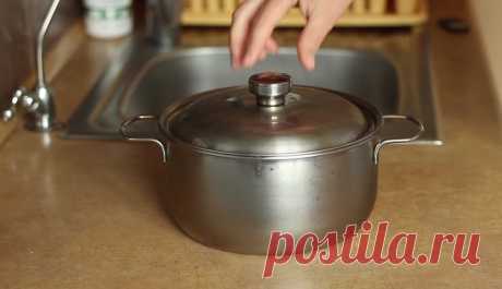 Малосольные огурцы в кастрюле - Вкусные идеи Хрустящие малосольные огурцы в кастрюле готовятся быстро и легко. И конечно, лучше выбрать классический способ соления, который не займет много времени и