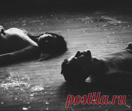 «Одиночество вдвоем»


Двое рядом притихли в ночи,
Друг от друга бессонницу пряча.
Одиночество молча кричит,
Мир дрожит от безмолвного плача.

Мир дрожит от невидимых слез,
Эту горькую соль не осушишь.
Слышу SOS, исступленное SOS —
Одинокие мечутся души.

И чем дольше на свете живем,
Тем мы к истине ближе жестокой:
Одиночество страшно вдвоем,
Легче попросту быть одинокой…
Юлия Друнина 1956
https://youtu.be/FPN5gnuHyMI?t=4