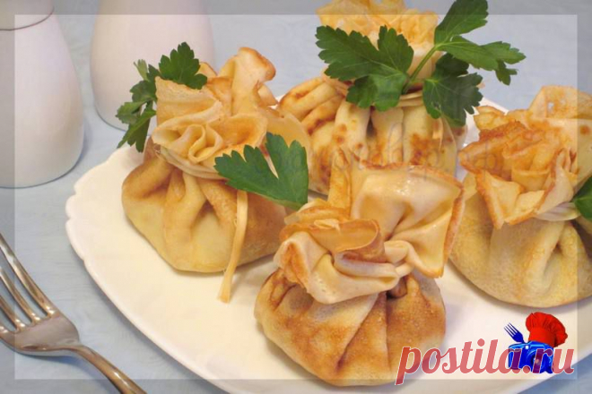 Мешочки с жульеном из блинчиков  прекрасная подача и очень вкусное блюдо для праздничного и повседневного стола. Блинные мешочки могут служить как самостоятельное блюдо, так и быть дополнением, например к картофелю. Даже по отдельности они получаются очень сытными и питательными.  Блюдо готовится достаточно просто и быстро. Пекутся тонкие блинчики, для того что бы они вышли действительно тонкими тесто нужно обогатить яйцом. Из блинов и начинки формируется мешочек и завязывается.