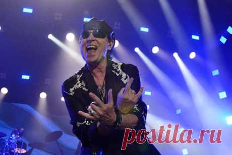 Группа Scorpions убрала упоминание Москвы из своей песни Wind of Change. Немецкая рок-группа Scorpions изменила текст своего хита Wind of Change. Песню с новыми словами коллектив исполнил во время своего шоу в Лас-Вегасе. Музыканты убрали из композиции упоминание Москвы. Вместо строчки I follow the Moskva down to Gorky Park музыканты спели Now listen to my heart, it says Ukraine.
