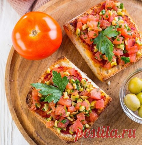 Тосты с томатами, оливками и зеленью
