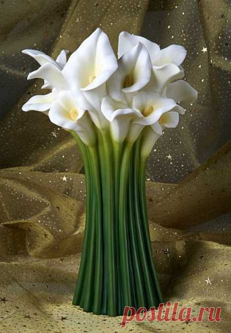 Vases offered by Juhlin Glass Studio