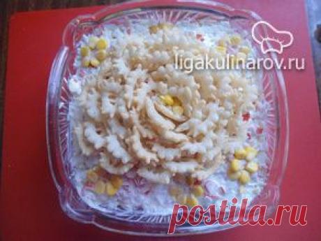 Салат кукурузный с чипсами и крабовыми палочками – рецепт с фото от Лиги Кулинаров, пошаговый рецепт