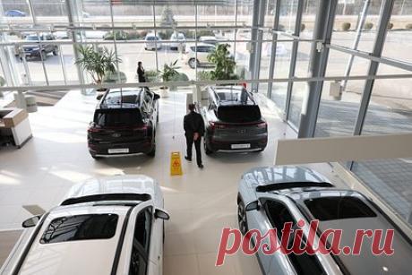 Введение в России планки на надбавку цен для авто оценили. Установка предельной надбавки на продажу машин в автосалонах не приведет к снижению цен на рынке, но будет способствовать росту спекуляций, считает вице-президент ассоциации «Российские автомобильные дилеры» Вячеслав Жигалов. Ранее в России предложили установить максимальные наценки на авто российской сборки.