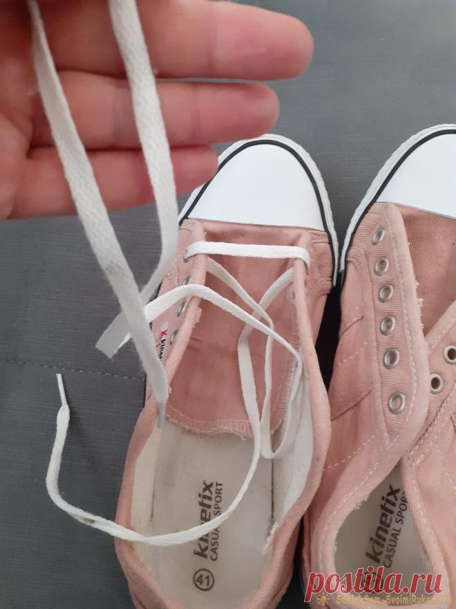 Пусть обувь будет стильной: 5 видов простой, но интересной шнуровки Как вы шнуруете свои кеды или кроссовки? Предполагаю ответ обычно. Предлагаю вам 5 способов, как можно стильно сделать шнуровку на обуви.«Прямая обычная»Заправляем шнурок с наружи внутрь, левый конец делаем короче и проводим с первого отверстия сразу в последнее.Правым концом шнуруем снаружи